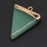Pendentif pierre naturelle triangulaire sur fond gris