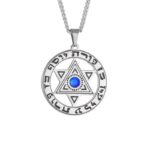 Pendentif religieux étoile avec pierre bleue sur fond blanc