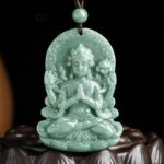 Pendentif religieux pierre naturelle, jade vert sculpté avec déesse hindoue qui médite.