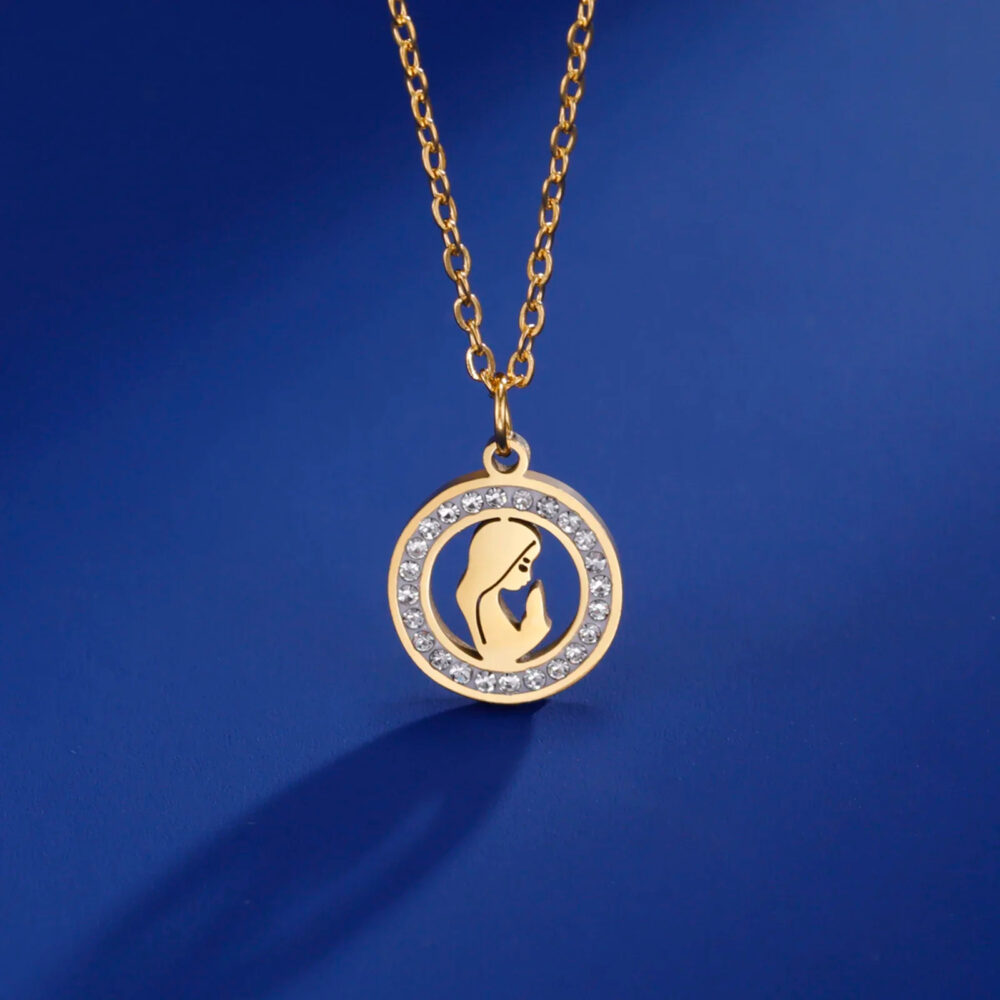 Pendentif religieux strass et chaine dorée sur fond bleu