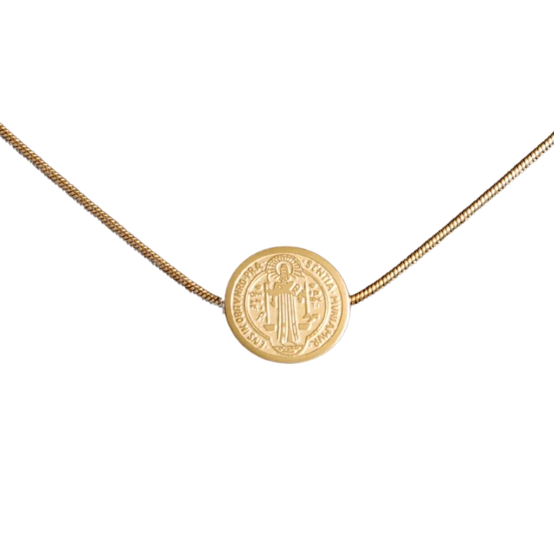 Pendentif religieux symbolique et intemporel sur fond blanc