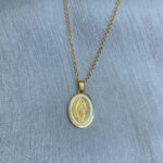 Pendentif religieux Vierge Marie sur fond gris