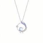 Collier en cuivre plaqué argent avec pendentif rond orné d’une pierre de lune et de détails bleus brillants