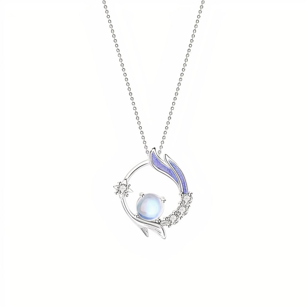 Collier en cuivre plaqué argent avec pendentif rond orné d’une pierre de lune et de détails bleus brillants