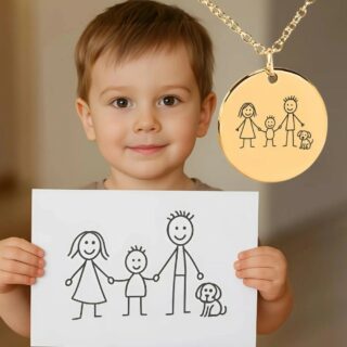 Collier doré avec pendentif rond gravé d’un dessin d’enfant en noir, à coté de l'enfant tenant le dessin dan sla main.
