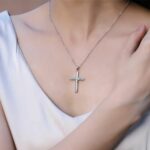 Pendentif croix en argent martelé suspendu à une chaîne fine portée au cou