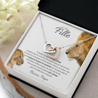 Collier avec deux cœurs entrelacés en métal argenté et doré, présenté dans un écrin avec un message d’amour d’un père à sa fille.