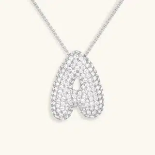 pendentif argenté en forme de lettre arrondie incrustée de strass, suspendu à une chaîne fine brillante en acier inoxydable